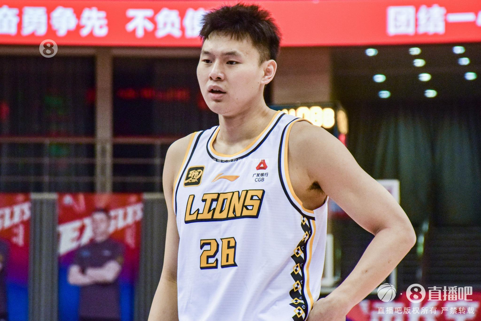吴骁带伤单手罚球!媒体人:某种意义上讲这是广厦全队的比赛信念