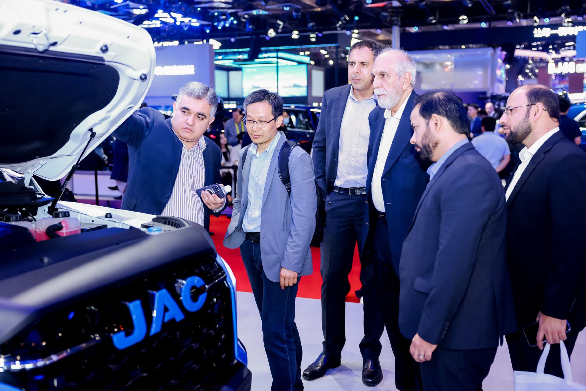 图为观众在上海车展上参观江淮皮卡旗下首款插电混动皮卡——悍途PHEV。（企业供图）