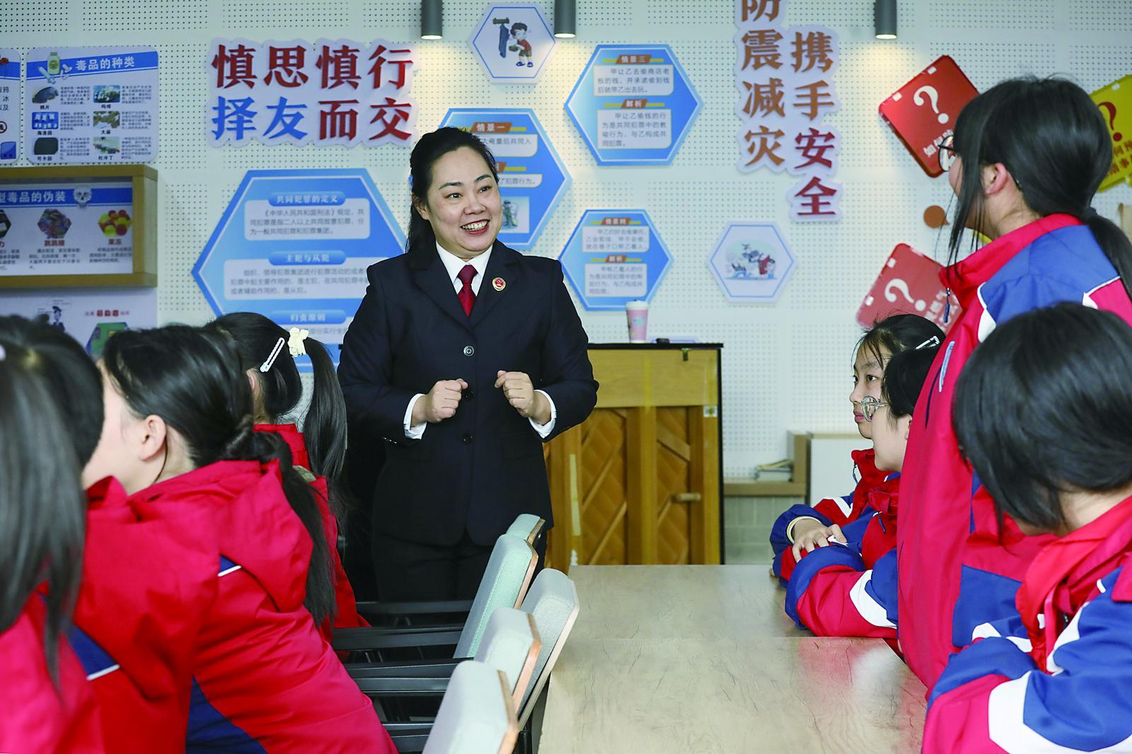 大渡口“莎姐”检察官在给孩子们普法