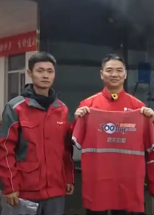 图为李超军儿子和刘强东