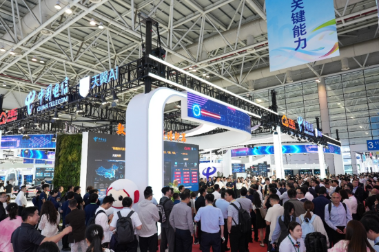 中国电信展台人潮涌动