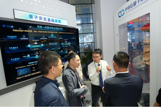 量子科技产品吸引观众驻足