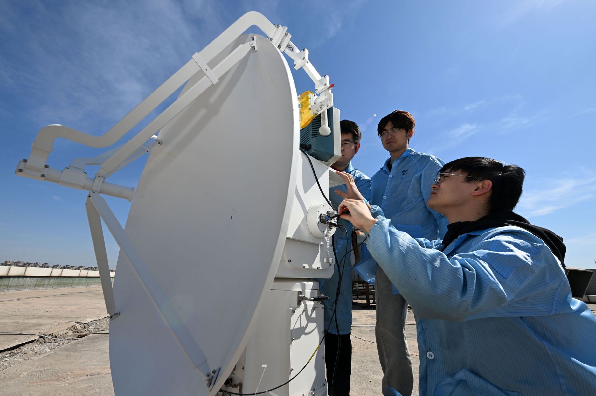 天津云遥宇航科技有限公司工作人员在测试一款天气雷达设备。记者　赵子硕　摄