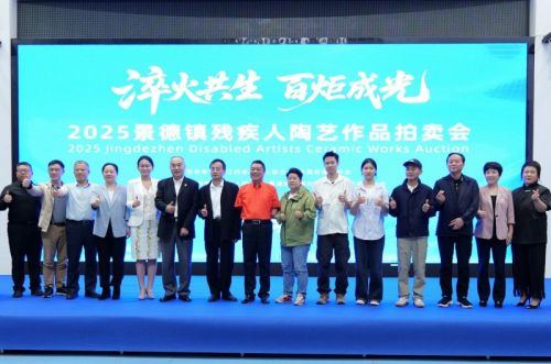 “令人鼓舞和共生，数百个火炬变成光”