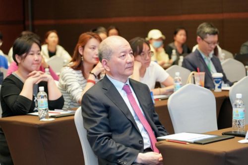 与会嘉宾倾听学术分享