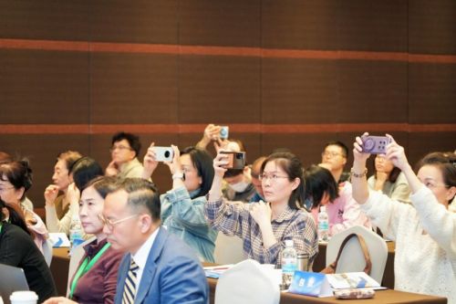 与会嘉宾倾听学术分享