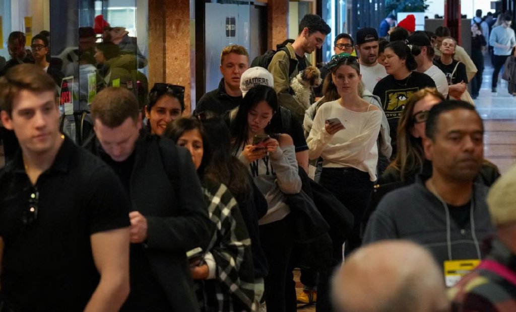 当地时间4月28日，在加拿大安大略省多伦多的一个投票站，大批民众排队等候投票。