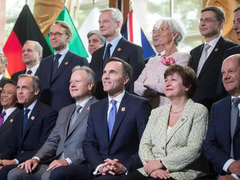 2018年，卡尼（前排中）参加七国集团财长和央行行长会议。