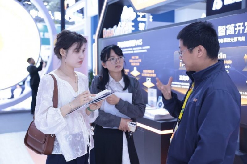 九章云极DataCanvas解决方案专家为现场观众讲解Aladdin核心能力