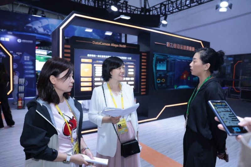 现场观众深入了解算力包产品