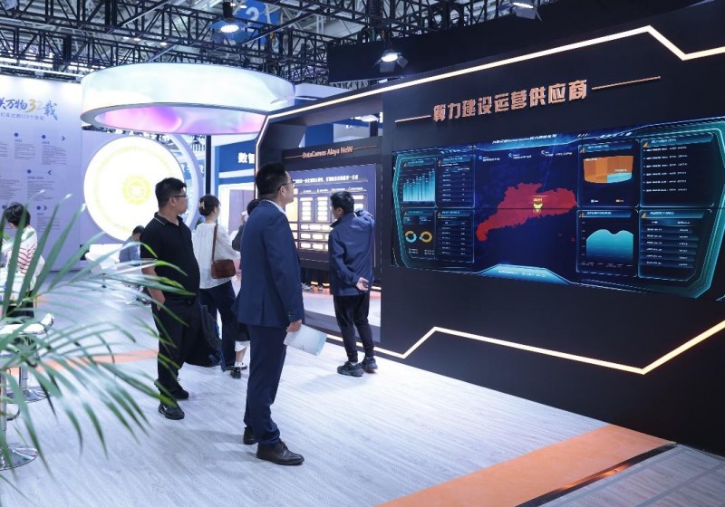 现场专业观众被DataCanvas Alaya NeW智算操作系统算力调度大屏吸引目光