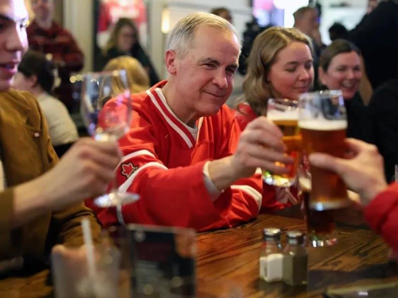 2月15日，卡尼与球迷共同观看冰球比赛。