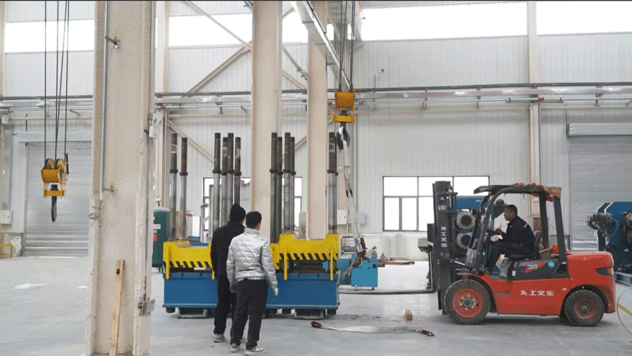 内蒙古领拓科技有限公司超晶石墨烯膜导热新材料生产基地项目现场。新华网发（肖丽颖 摄）