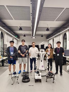 具身智能导航团队成员与机器人合照