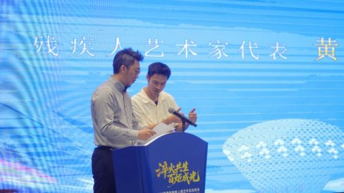 （残疾人艺术家代表黄鸣秋手语致谢）