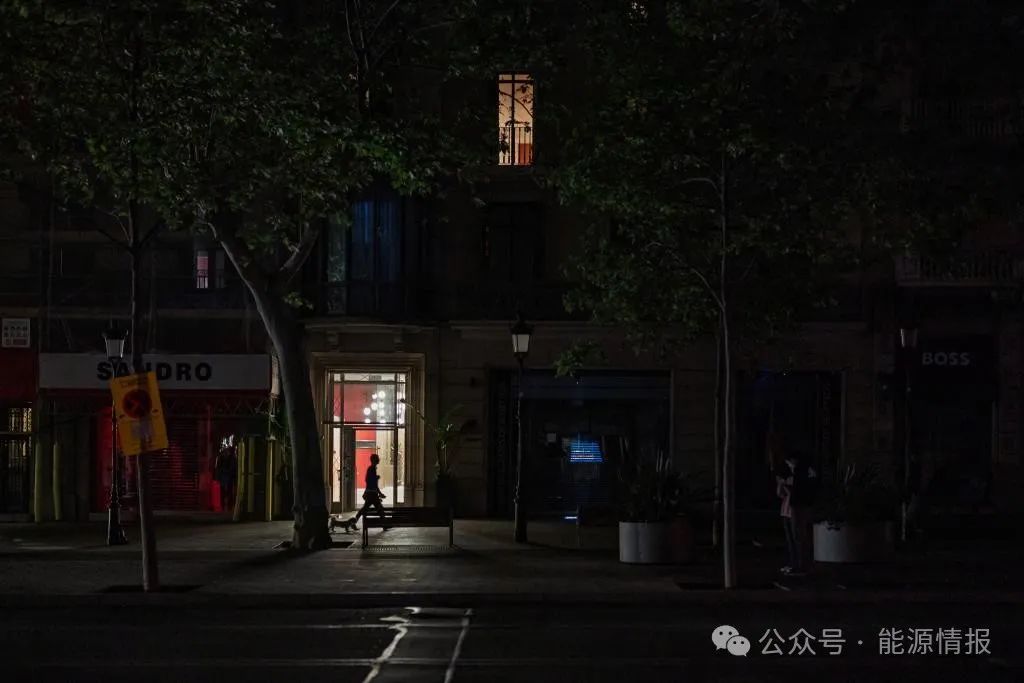 4月28日，在西班牙巴塞罗那，一条大街仍未绝对收复照明。新华社发（胡安·戈萨摄）