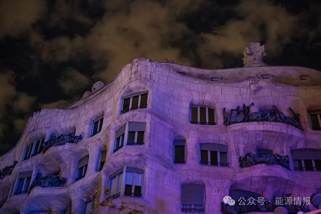 4月28日，在西班牙巴塞罗那，地标建筑米拉之家因停电没有照明。新华社发（胡安·戈萨摄）
