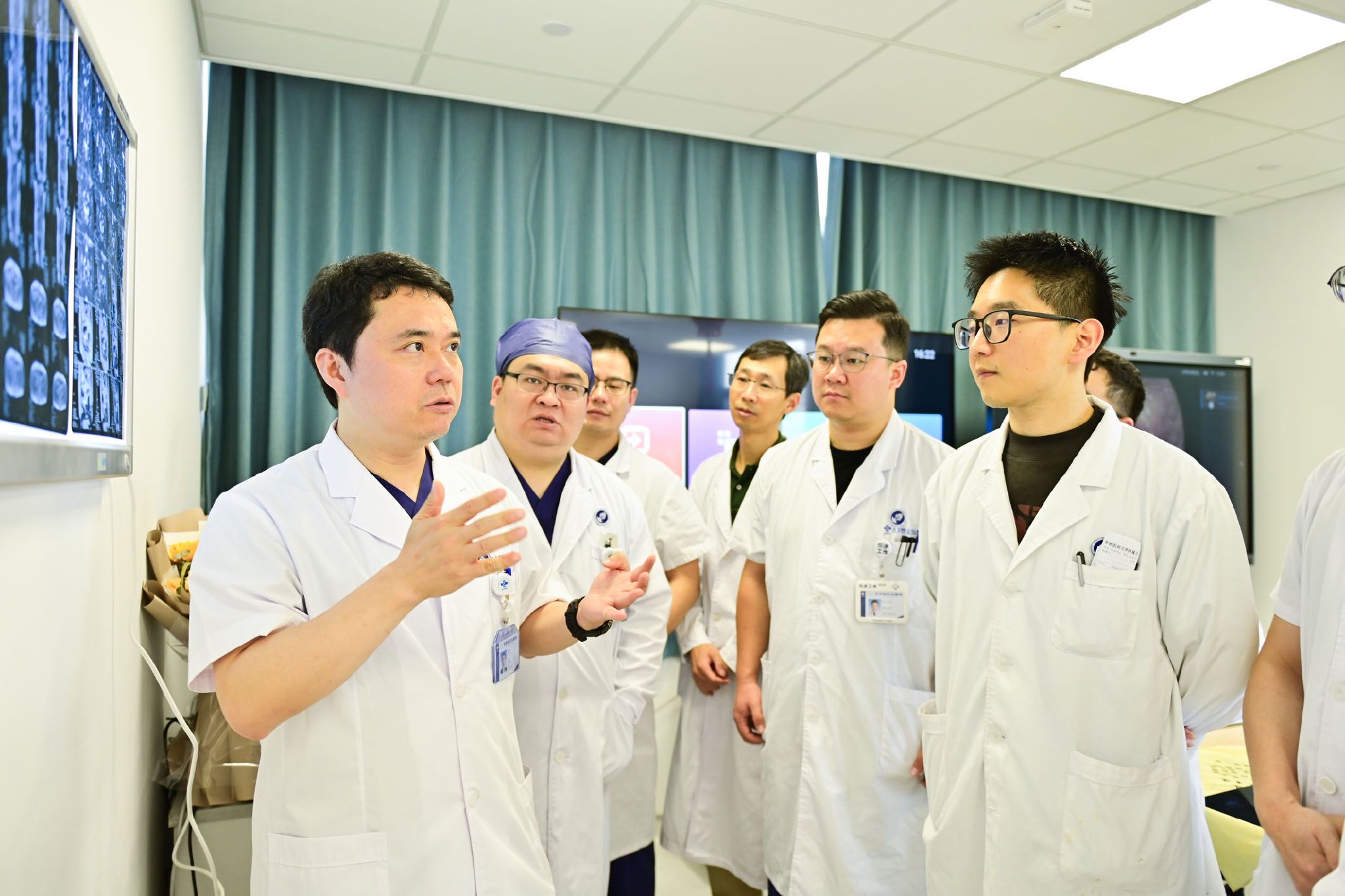 在北京世纪坛医院，张骞（左一）与医生讨论患者的治疗方案。资料照片