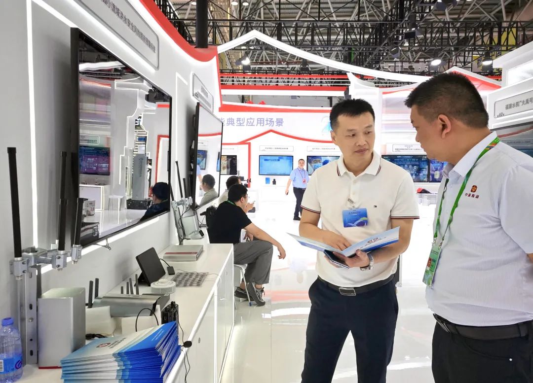 客商现场了解环武夷山国家公园小流域洪水安全风险超前预警系统