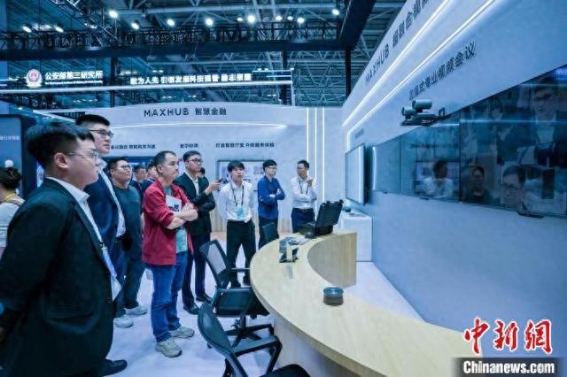 30日，在第八届数字中国建设峰会暨数字中国建设成果展现场，MAXHUB技术专家正在介绍超融合视频会议平台。张宁 摄