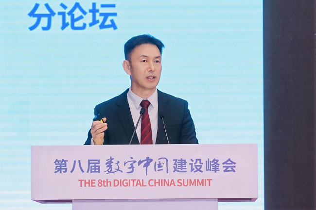     华为云副总裁、政策与产业发展部总裁黄瑾