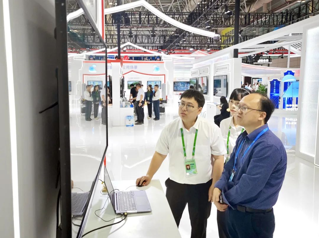 参展商向客商介绍南平市绿色产业创新服务平台