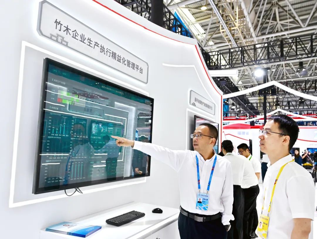 参展商正在调试竹木企业精益化管理平台