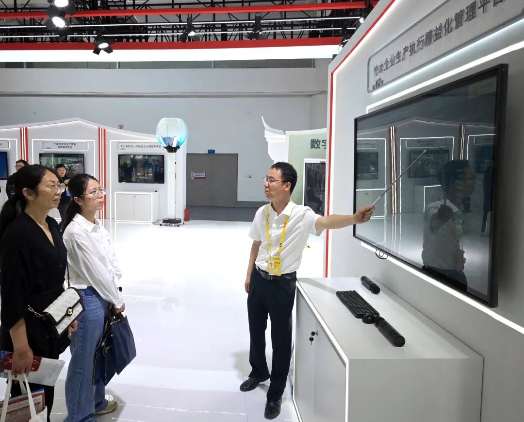参展商向客商介绍竹木企业精益化管理平台