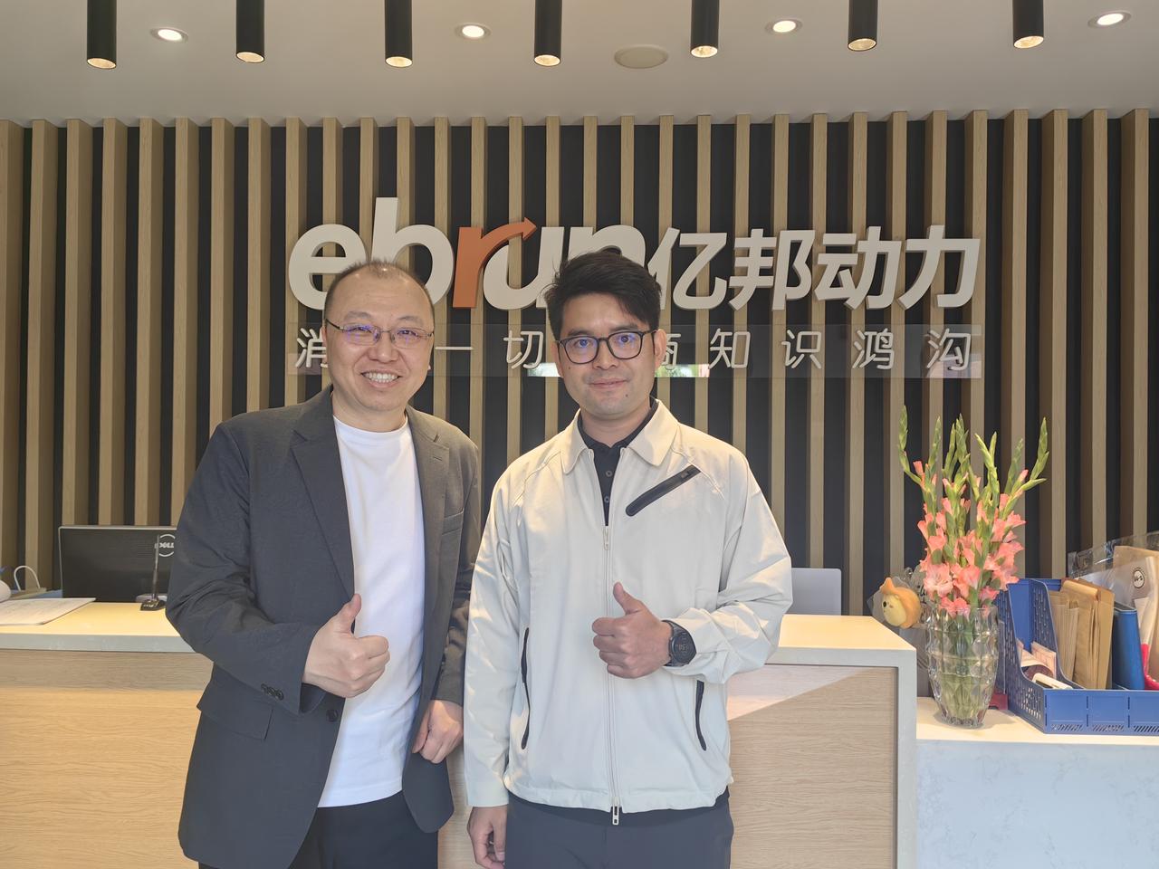 左：亿邦动力联合创始人 刘宸