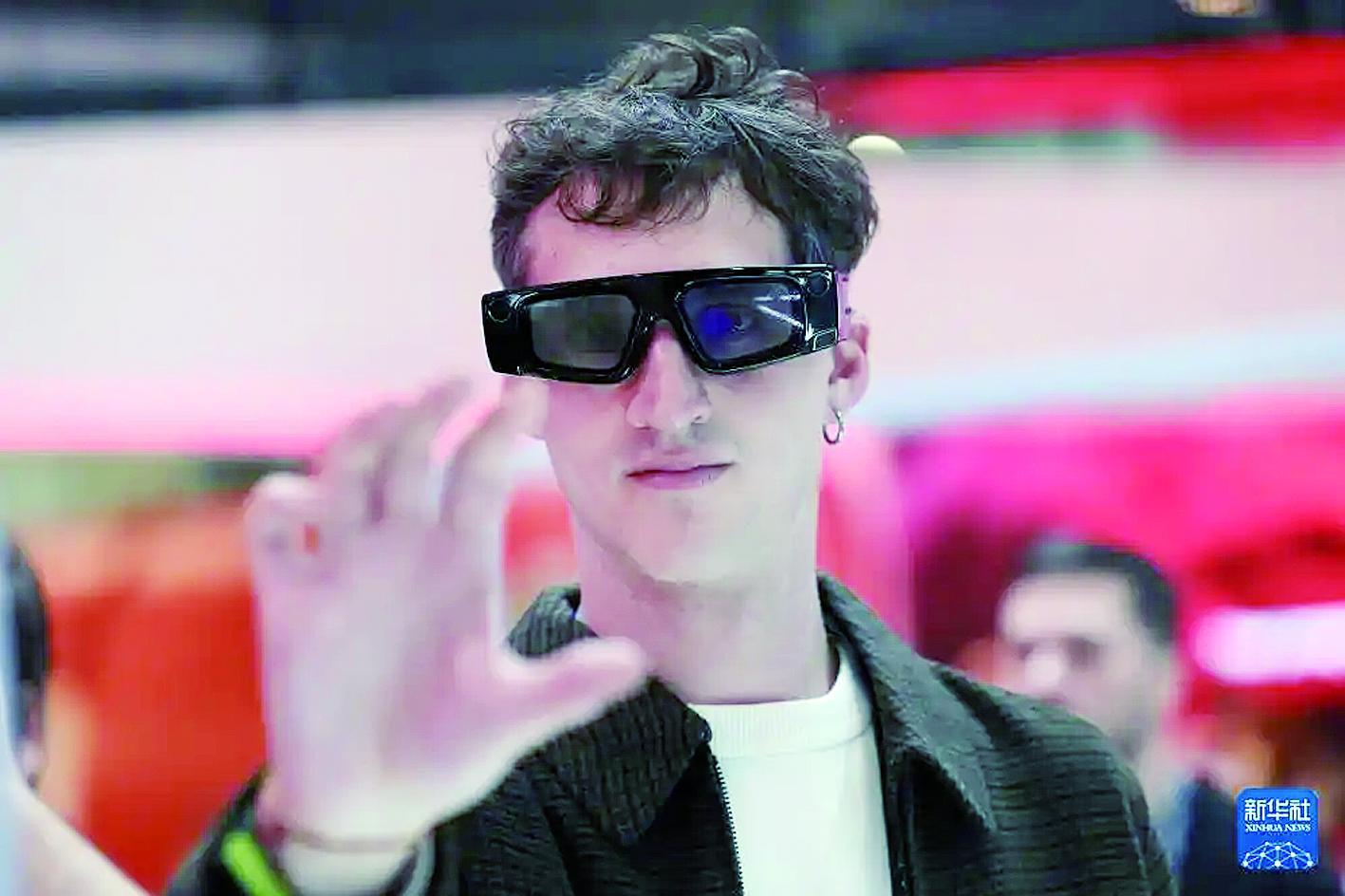 2025年世界移动通信大会上，一名男子体验智能眼镜。