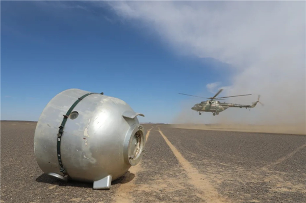 直升机可快速抵达返回舱降落地点（图片来源：CCTV）