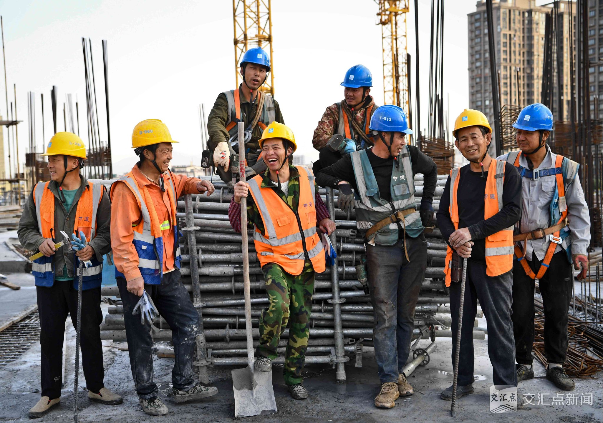 4月25日清晨,中建安装的建筑工人们在钢筋丛林间开启一天的工作