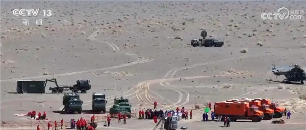 迎接返回舱的保障团队（图片来源：CCTV）