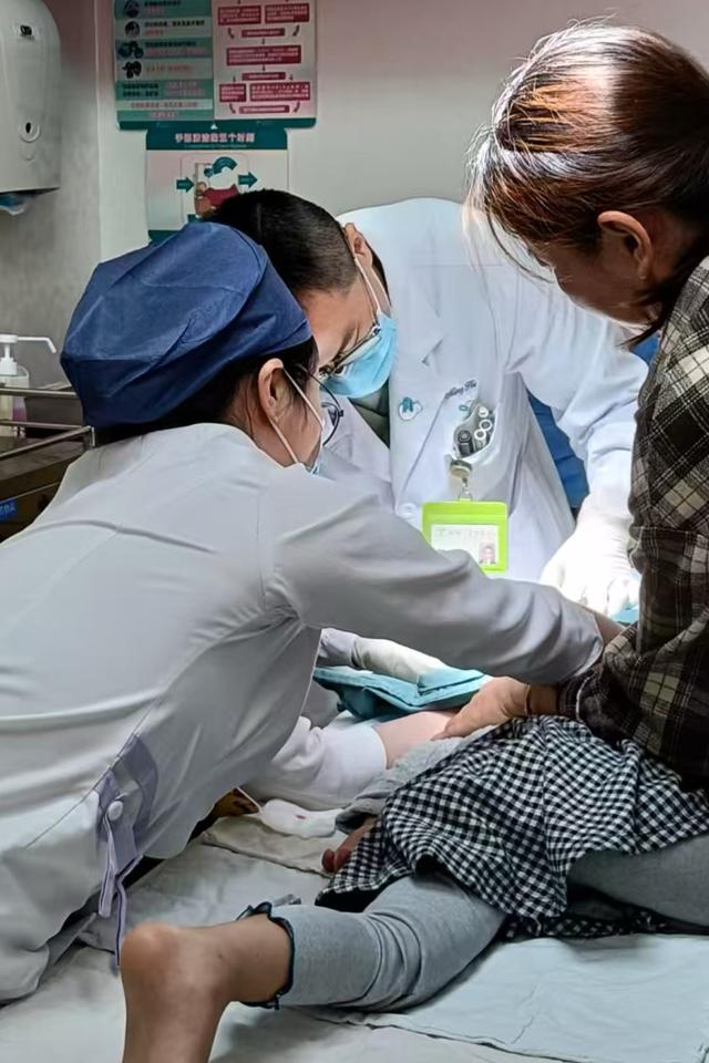 急诊室争分夺秒,移植舱温情守护……他们用坚守为患儿筑起生命屏障|医护人员_新浪财经_新浪网