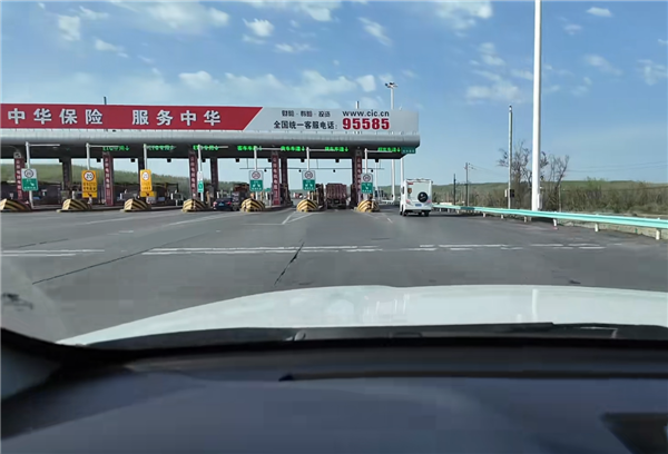 该名女子早半个月前降落在高速公路上，并成功