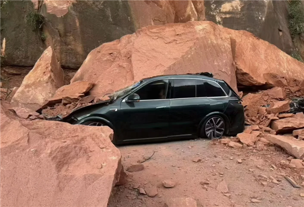 Danxia瀑布滑坡，四辆具有理想和Zekr的汽车被打破