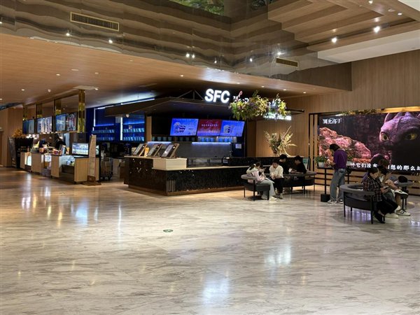 （上海某影院大厅 财联社记者摄）