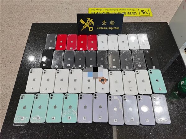 他们俩都穿着手机穿着