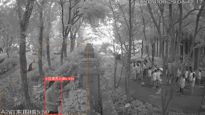 图为：万科物业在管小区的“AI大脑”自动识别出周边的陌生人