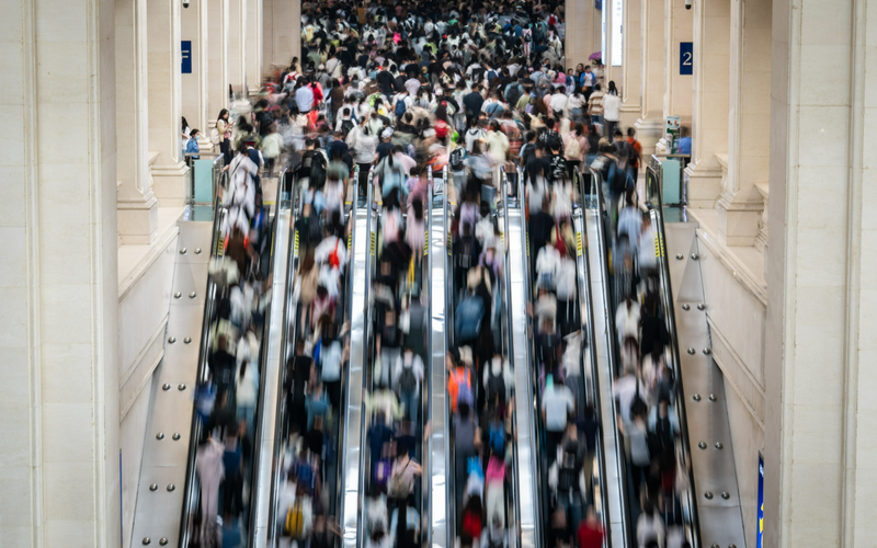 ▲5月1日，旅客前往湖北汉口站候车大厅。图/新华社