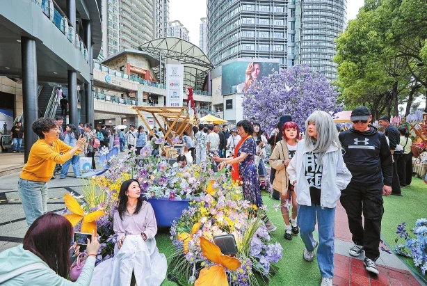 昆明顺城购物中心“蓝楹絮语·第二届花花市集”引来众多游客拍照打卡。记者 胡妤雅 摄