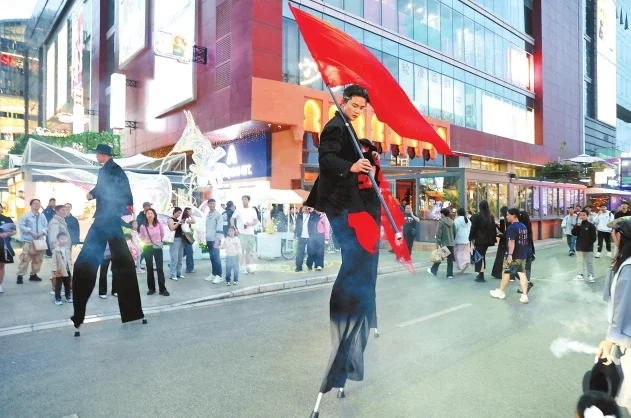 呈贡商业区的街头表演。记者 陈飞 摄