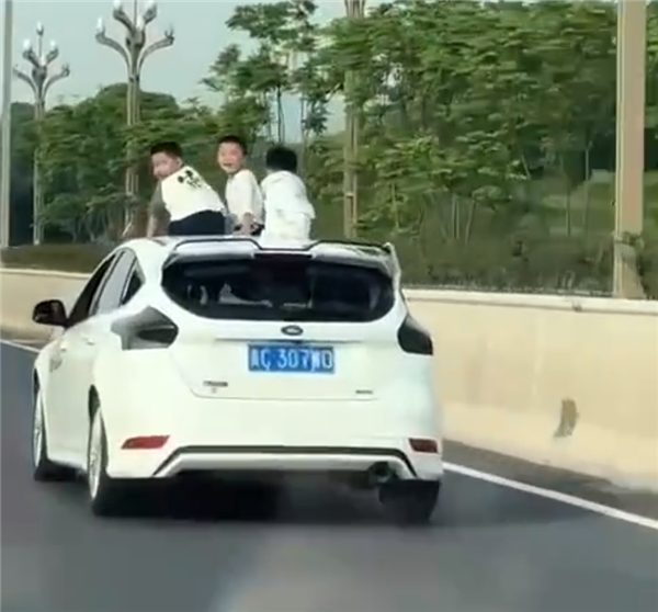 在驾驶过程中，有3个男孩从汽车天窗里撞到了身
