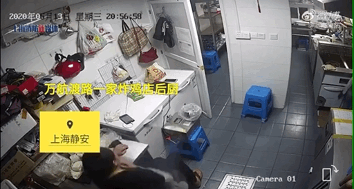 店铺后厨电动自行车充电爆燃