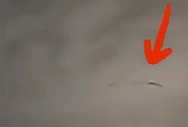 像龙一样旋转！匿名的阴影出现在西安的夜空中