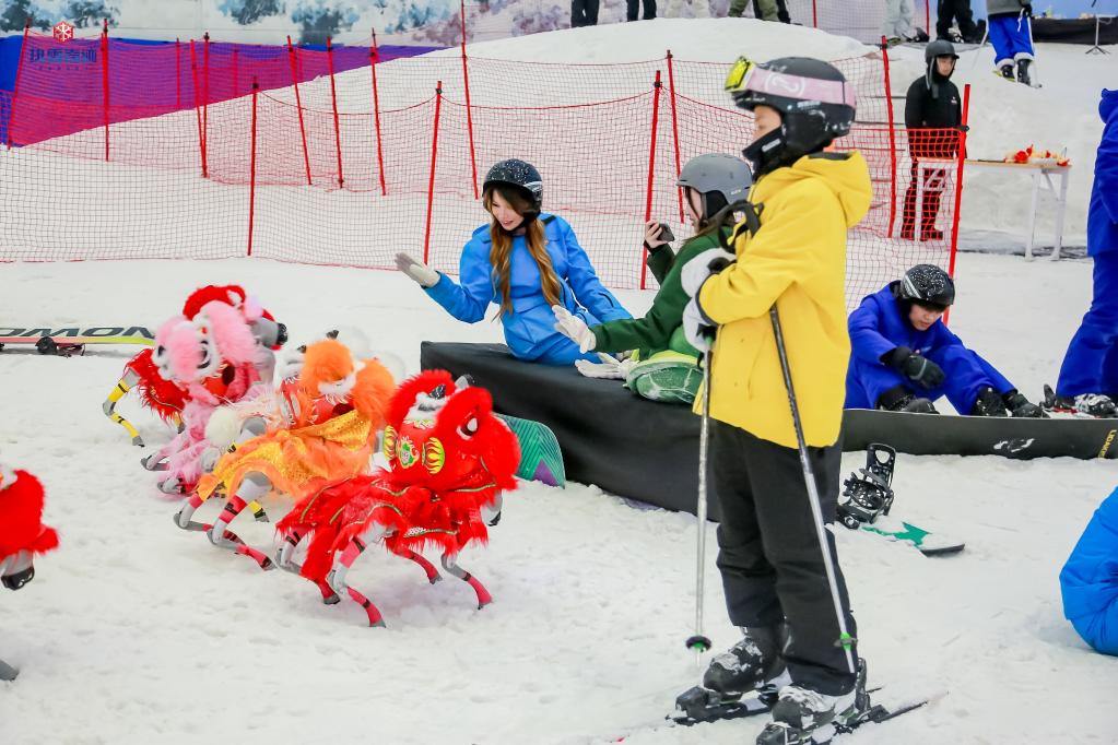 　　5月1日，广州热雪奇迹滑雪场内的机器狗表演。新华社发