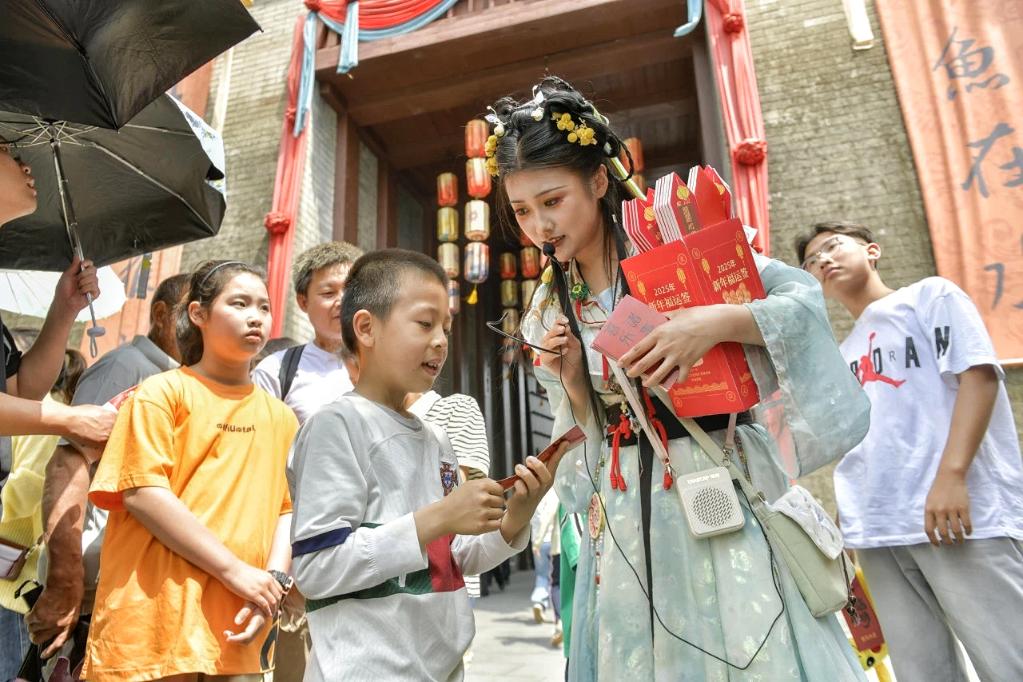 　　5月1日，横店影视城推出的沉浸式片场体验项目让游客“一秒入戏”。新华社发