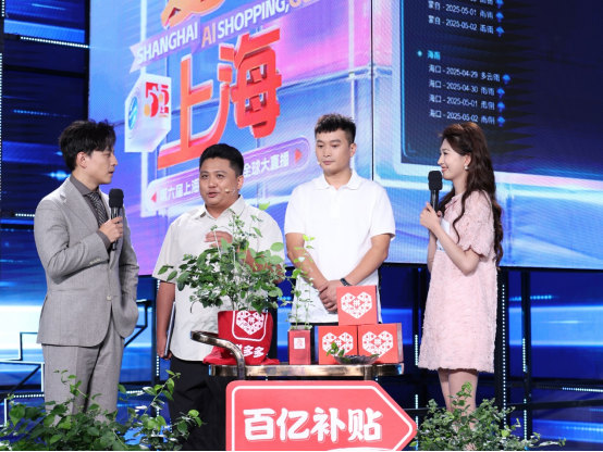 　　▲4月30日晚，李庚旭（左二）在东方卫视“五五购物节”全球大直播的舞台上展示自研的“AI卖果”系统。巍东▏摄