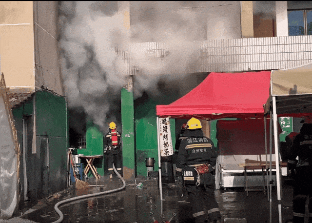 △浙江台州，一地摊火锅店现场燃起大量浓烟并伴有爆炸声。据了解，起火房间内存放着几十个卡式炉气罐。