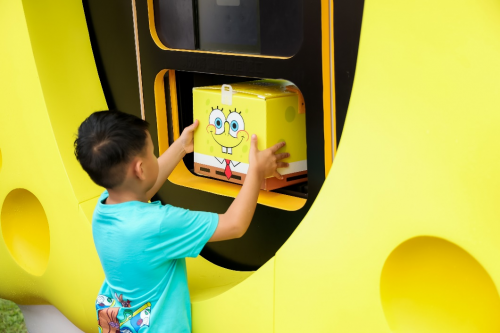 ▲游客在美团无人机空投柜前取走商品（资料图）